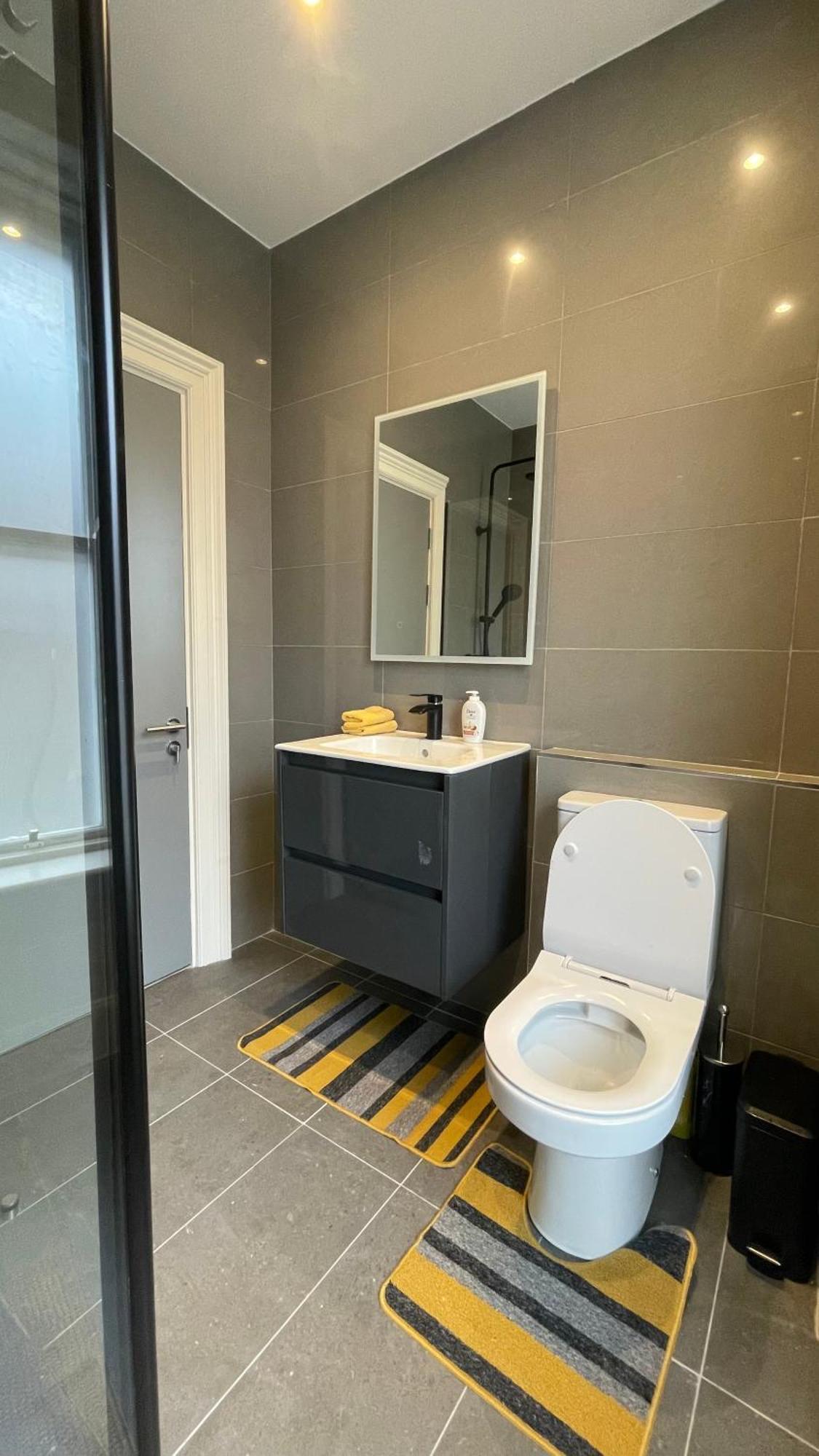 Spire Entire Apartment No Kitchen Дублін Екстер'єр фото